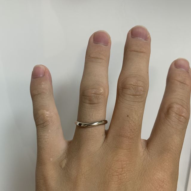 【銀座ダイヤモンドシライシの口コミ】 自分の指に合うものをベースに指輪を探していた。まっすぐな指輪をイメー…
