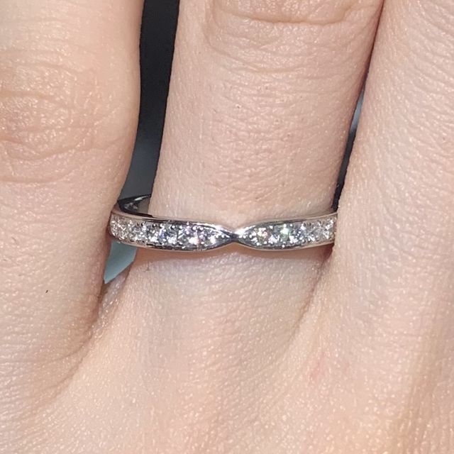 【ラザール ダイヤモンド(LAZARE DIAMOND)の口コミ】 真ん中がくびれているので、指が長く見えて良いなと思いました。
比較的細…