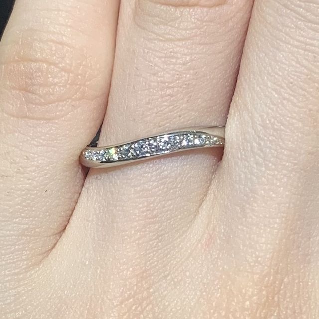 【ラザール ダイヤモンド(LAZARE DIAMOND)の口コミ】 ハーフエタニティの物だと中指と小指にダイヤモンドが当たってしまうこと…