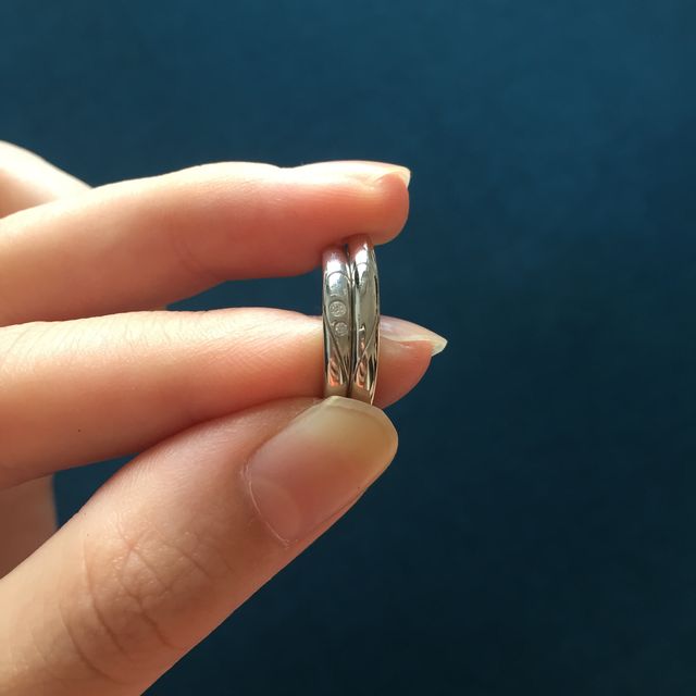 【4℃ BRIDAL(ヨンドシーブライダル)の口コミ】 ２つ重ねるとハートになるというデザインが気に入りました。飾りすぎずシ…