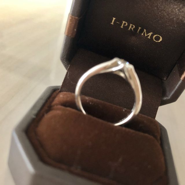 【アイプリモ(I-PRIMO)の口コミ】 同棲していた彼がサプライズで
用意してくれた指輪です。
すごくキラキラ…