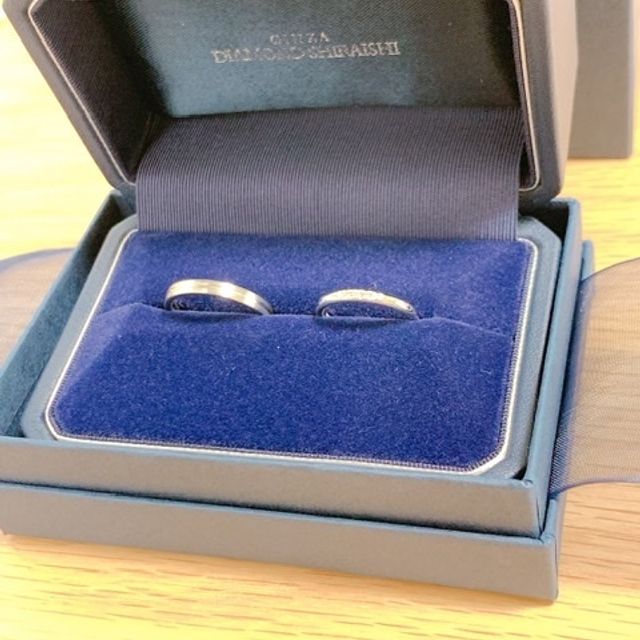 【銀座ダイヤモンドシライシの口コミ】 婚約指輪をなしにしたのでダイヤの入った結婚指輪にしました。
夫の方は他…