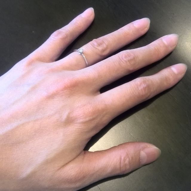 【メデルジュエリー(Mederu jewelry)の口コミ】 シンプルで、「ザ・エンゲージ」という感じのデザインを一目見て即決しま…
