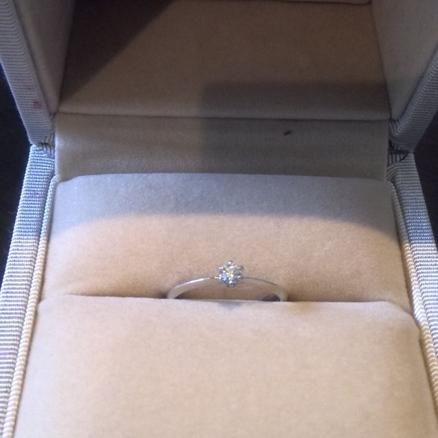 【メデルジュエリー(Mederu jewelry)の口コミ】 シンプルで、「ザ・エンゲージ」という感じのデザインを一目見て即決しま…