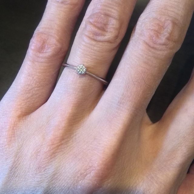 【メデルジュエリー(Mederu jewelry)の口コミ】 シンプルで、「ザ・エンゲージ」という感じのデザインを一目見て即決しま…