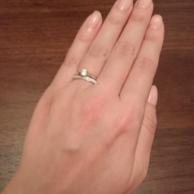 【宝寿堂(ほうじゅどう)の口コミ】 大人っぽい４つ爪が良かったので、選びました。結婚指輪がキラキラしてる…