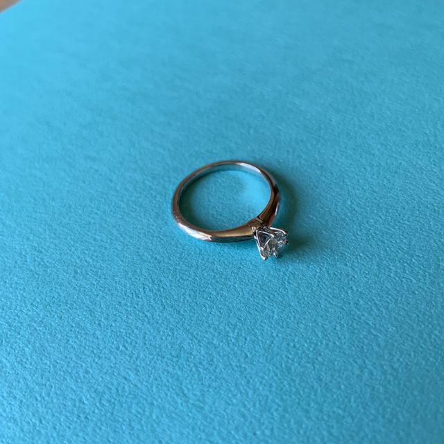 【ティファニー(Tiffany & Co.)の口コミ】 シンプルなデザインであること、また横から見ると憧れるエンゲージリング…
