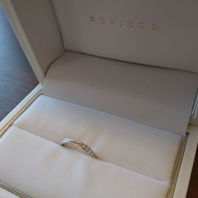 【宝寿堂(ほうじゅどう)の口コミ】 婚約指輪がシンプルなものなので、結婚指輪は少しゴージャスめに、ダイヤ…