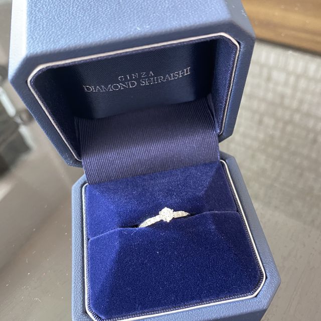 【銀座ダイヤモンドシライシの口コミ】 真ん中のダイアモンドの両サイドにも小さいダイアモンドが並んでいるのも…