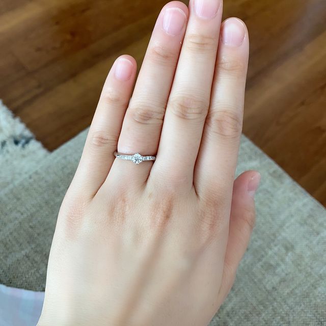 【銀座ダイヤモンドシライシの口コミ】 真ん中のダイアモンドの両サイドにも小さいダイアモンドが並んでいるのも…