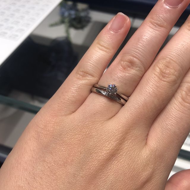 【銀座ダイヤモンドシライシの口コミ】 一番の決め手は、婚約指輪であるセントグレアと相性が良いことです。元々…