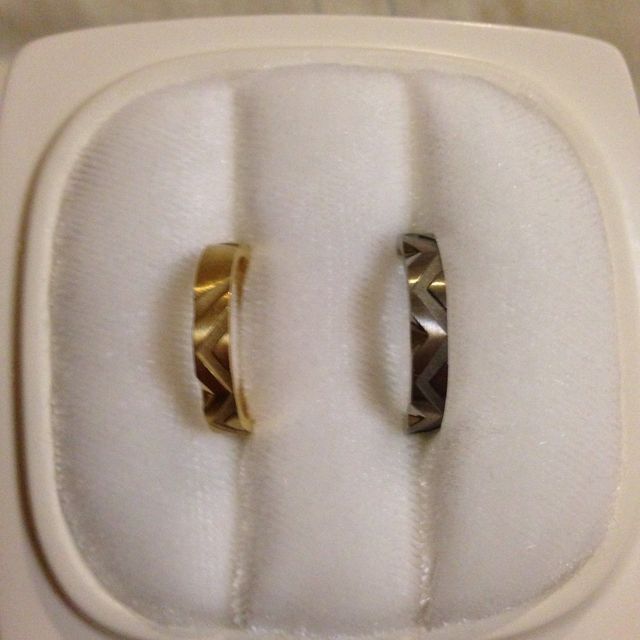 【俄(にわか)の口コミ】 結婚指輪なのでシンプルなデザインと迷っていましたが、個性的なものが好…