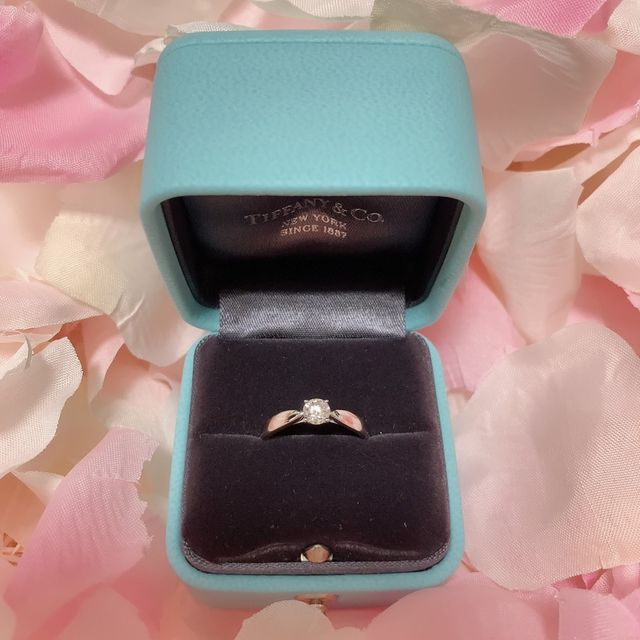【ティファニー(Tiffany & Co.)の口コミ】 こちらはの婚約指輪は、ハーモニーです。高さが控えめなので、付け心地が…