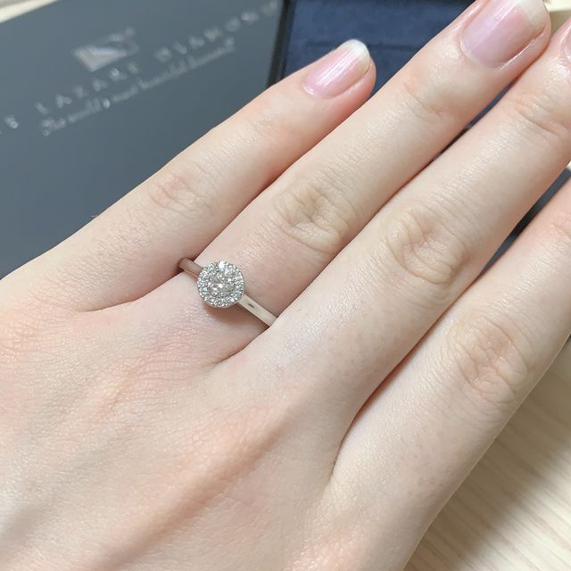 【ラザール ダイヤモンド(LAZARE DIAMOND)の口コミ】 もともとはもっと華奢なタイプの指輪を探していましたが、手の形に合う形…