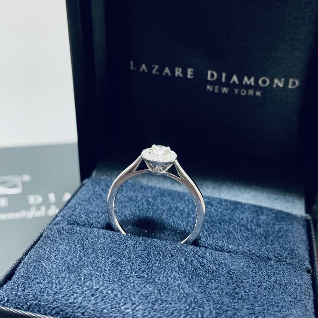 【ラザール ダイヤモンド(LAZARE DIAMOND)の口コミ】 もともとはもっと華奢なタイプの指輪を探していましたが、手の形に合う形…