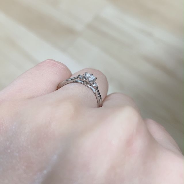 【俄(にわか)の口コミ】 シンプルだけど、可愛らしさもあり上品な所が決め手でした。
指あたりも良…