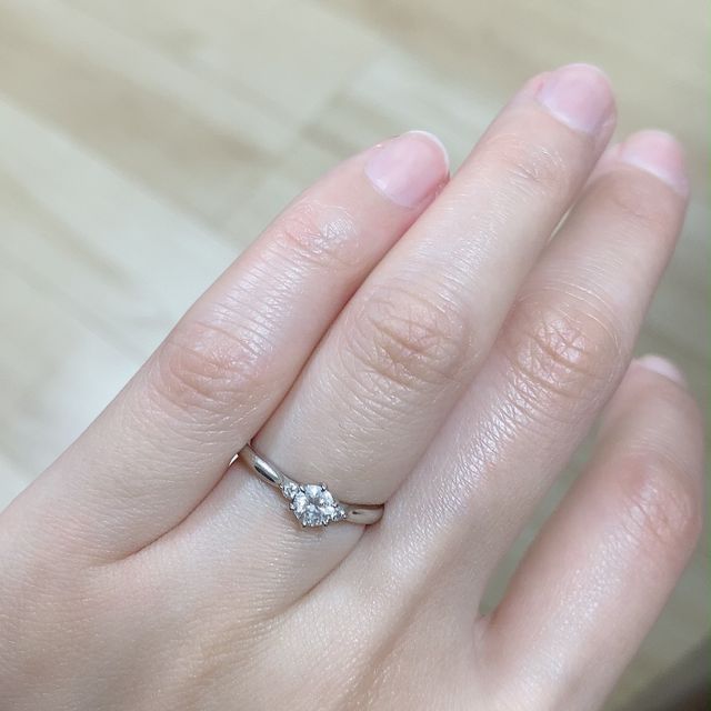 【俄(にわか)の口コミ】 シンプルだけど、可愛らしさもあり上品な所が決め手でした。
指あたりも良…