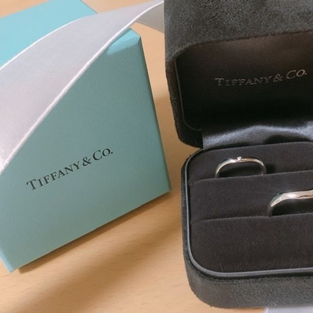 【ティファニー(Tiffany & Co.)の口コミ】 ふたりとも指がふっくらとしているので、ストレートラインではなくv字のも…