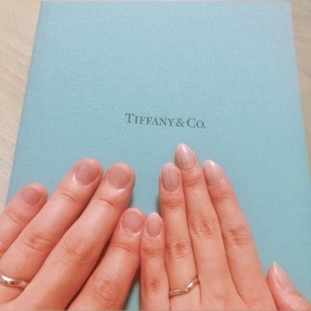 【ティファニー(Tiffany & Co.)の口コミ】 ふたりとも指がふっくらとしているので、ストレートラインではなくv字のも…