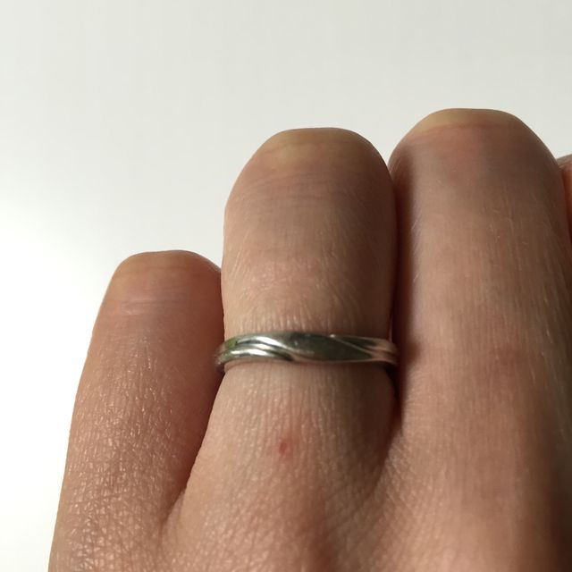 【銀座ダイヤモンドシライシの口コミ】 婚約指輪と一緒にはめられるデザインのものを探していました。ストレート…