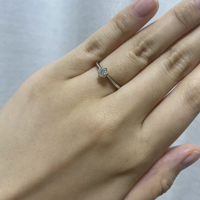 【アイプリモ(I-PRIMO)の口コミ】 シンプルなデザインで普段遣い出来るところです。
大きなダイアモンドがつ…