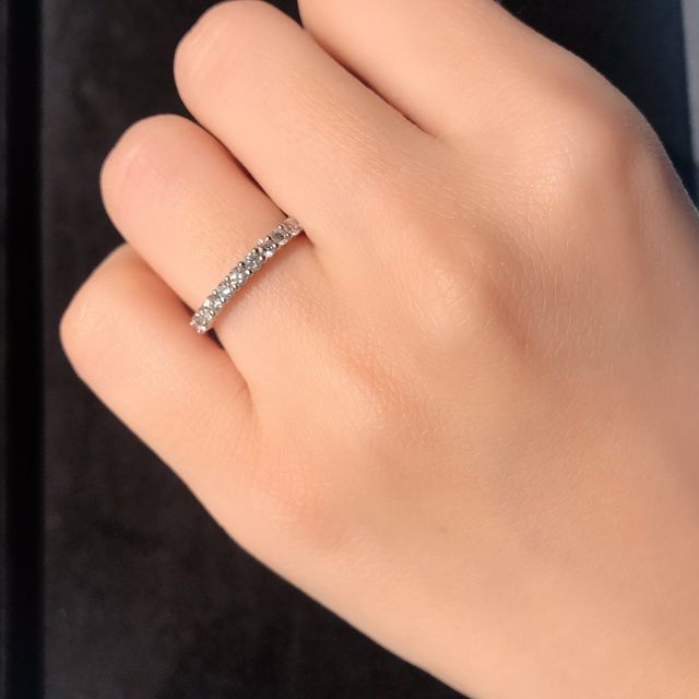 【ティファニー(Tiffany & Co.)の口コミ】 結婚指輪はレール留めのハーフエタニティにしようと思っていたので、まず…