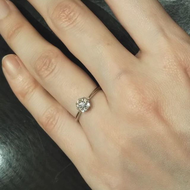 【ケイウノ ブライダル(K.UNO BRIDAL)の口コミ】 側面から見たデザインが王冠のようになっており個性的で可愛らしい印象の…