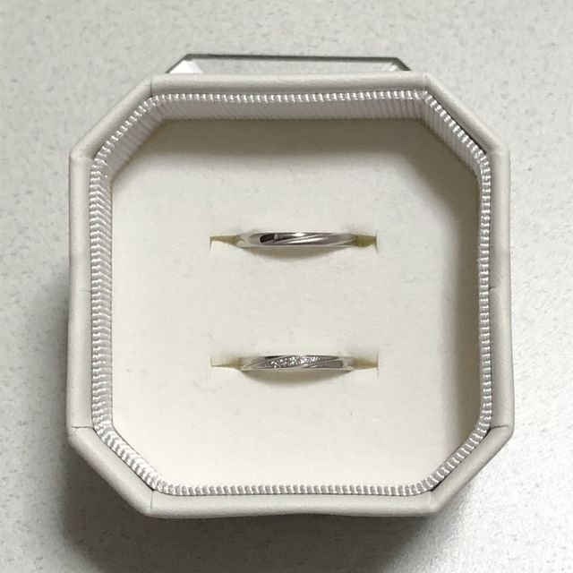 【4℃ BRIDAL(ヨンドシーブライダル)の口コミ】 夫がなるべくシンプルなものがいいとの希望で、ストレートのデザインのも…