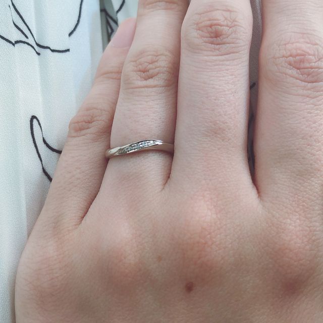 【銀座ダイヤモンドシライシの口コミ】 もともとはストレートラインの結婚指輪を購入する予定だったのですが、店…