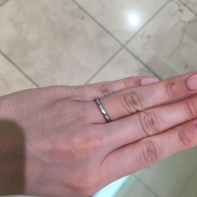 【4℃ BRIDAL(ヨンドシーブライダル)の口コミ】 デザインは王道なものから個性的なものまで様々ありました。
やや細身タイ…