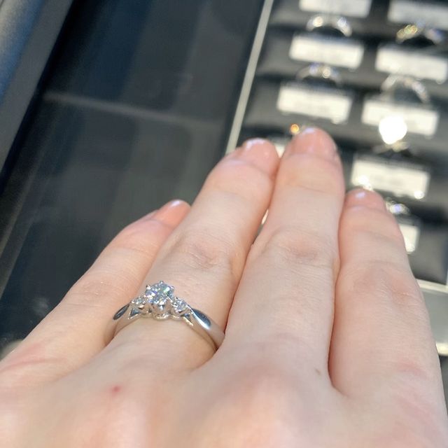 【エクセルコダイヤモンド(EXELCO DIAMOND)の口コミ】 センターダイヤの周りに、存在感のあるメレダイヤが並んでいる、よくある…