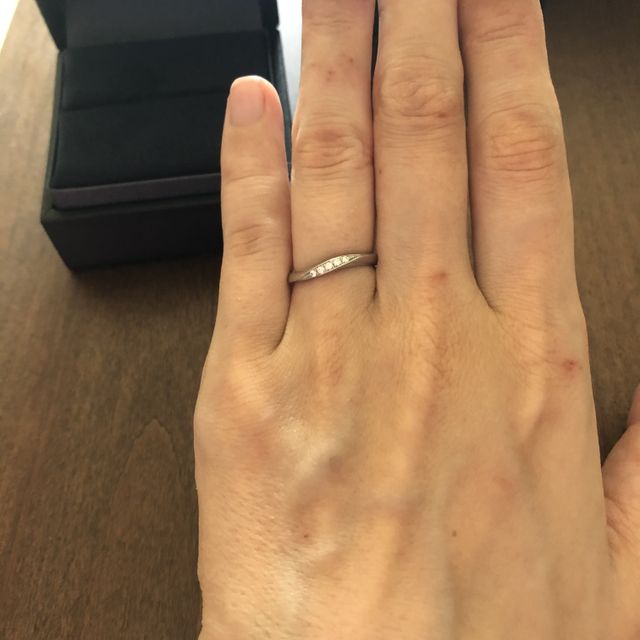 【ラザール ダイヤモンド(LAZARE DIAMOND)の口コミ】 もともとゴツくない、シンプルな指輪を探していました。ストレートタイプ…