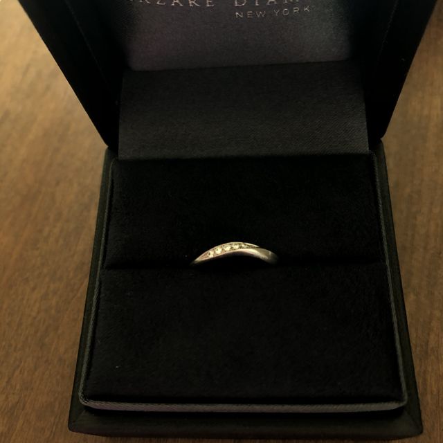 【ラザール ダイヤモンド(LAZARE DIAMOND)の口コミ】 もともとゴツくない、シンプルな指輪を探していました。ストレートタイプ…
