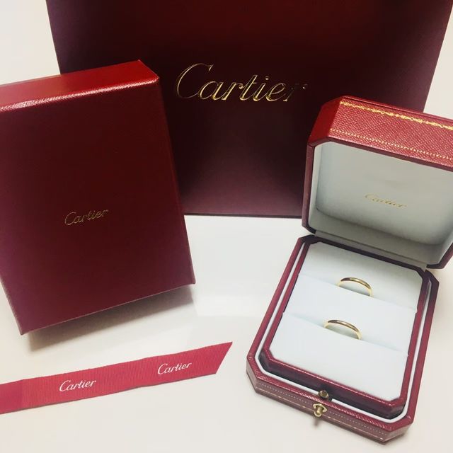 【カルティエ(Cartier)の口コミ】 夫婦共に何も装飾がなくシンプルなデザインで、肌馴染みの良いゴールドの…