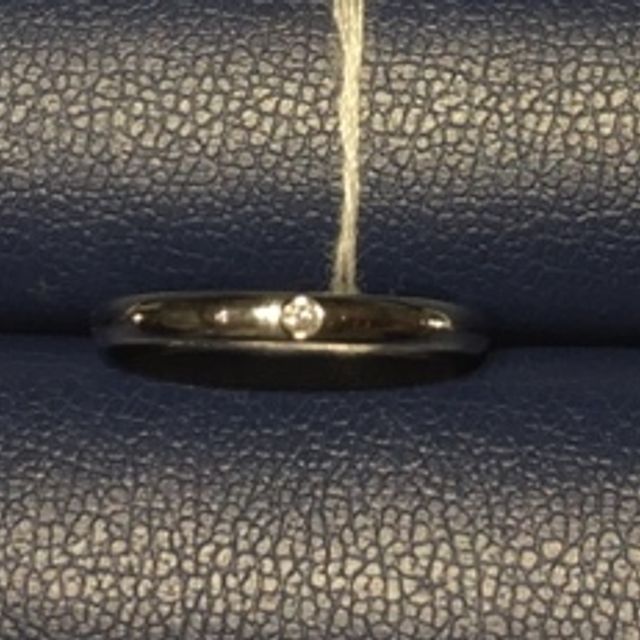 【銀座ダイヤモンドシライシの口コミ】 婚約指輪は、カジュアルな装いでも合うようにシンプルなデザインを選びま…