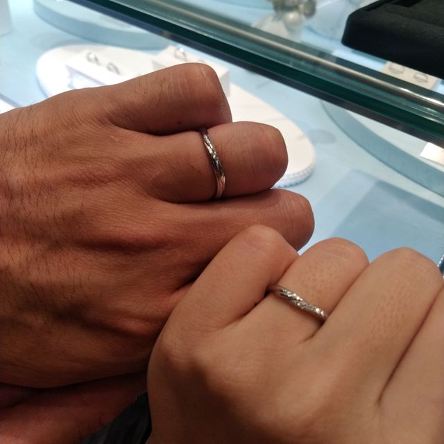 【GALA JEWELRY(ガラジュエリー)の口コミ】 動きのあるリングが好みで、ダイヤが入っており、ツイスト要素もあり、婚…