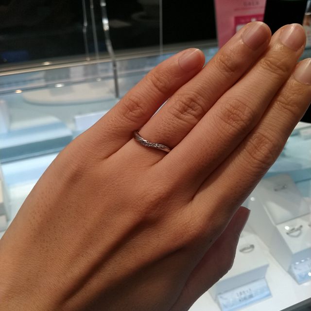 【GALA JEWELRY(ガラジュエリー)の口コミ】 動きのあるリングが好みで、ダイヤが入っており、ツイスト要素もあり、婚…
