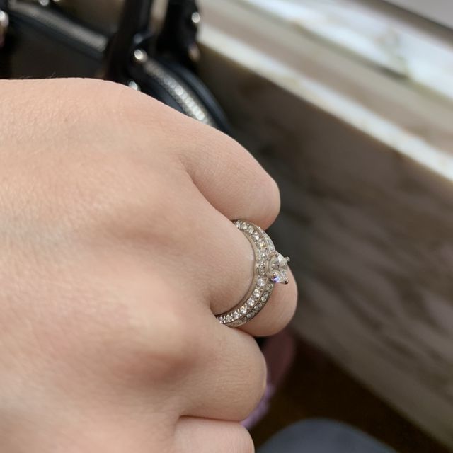 【ブルガリ(BVLGARI)の口コミ】 サイドにキラキラがあるもので探していました♥
グラフは、細身で指…