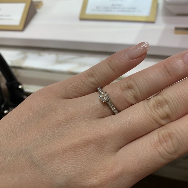 【ブルガリ(BVLGARI)の口コミ】 サイドにキラキラがあるもので探していました♥
グラフは、細身で指…