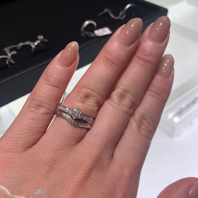 【ティファニー(Tiffany & Co.)の口コミ】 サイドにキラキラがある、すこし重厚感のあるものが欲しい！と思っていま…