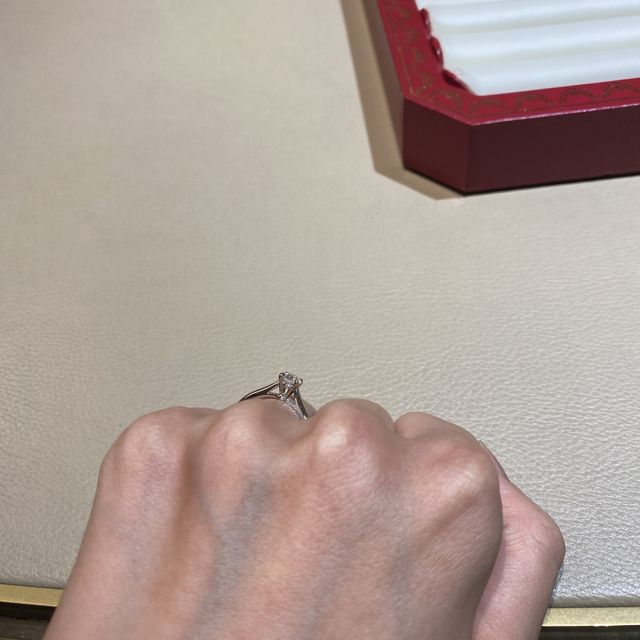 【カルティエ(Cartier)の口コミ】 カルティエでは定番の形かと思います！
リング自体が細いのでいかつく見え…