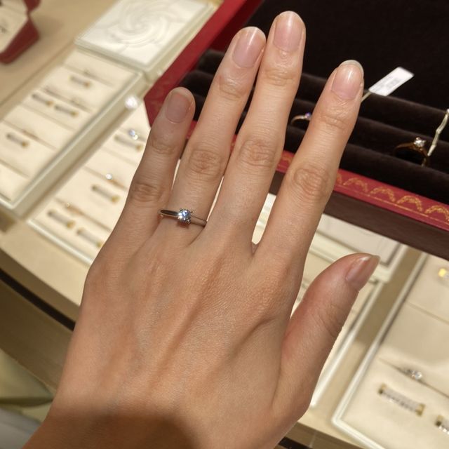 【カルティエ(Cartier)の口コミ】 カルティエでは定番の形かと思います！
リング自体が細いのでいかつく見え…