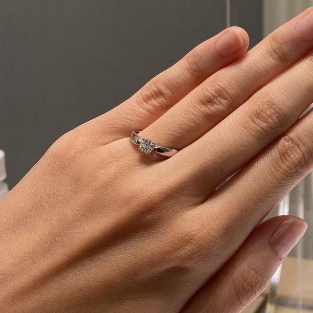 【ティファニー(Tiffany & Co.)の口コミ】 なんと言ってもデザインです。
1粒ダイヤの婚約指輪で探していましたが、…