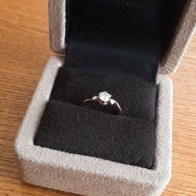 【BRILLIANCE+(ブリリアンスプラス)の口コミ】 値段もそうですけど、デザインで決めました。
自分自身年齢もまだまだで、…