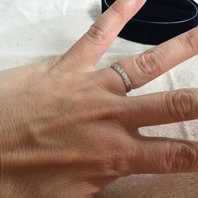 【Something Blue(サムシングブルー)の口コミ】 指輪、軽いのでつけ心地がとても良いです。プラチナはやはり輝きが美しい…