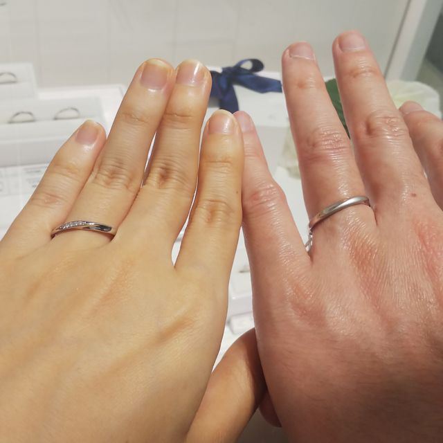 【4℃ BRIDAL(ヨンドシーブライダル)の口コミ】 男性用はシンプルで、女性用にはダイヤが入っているペアの結婚指輪です。…