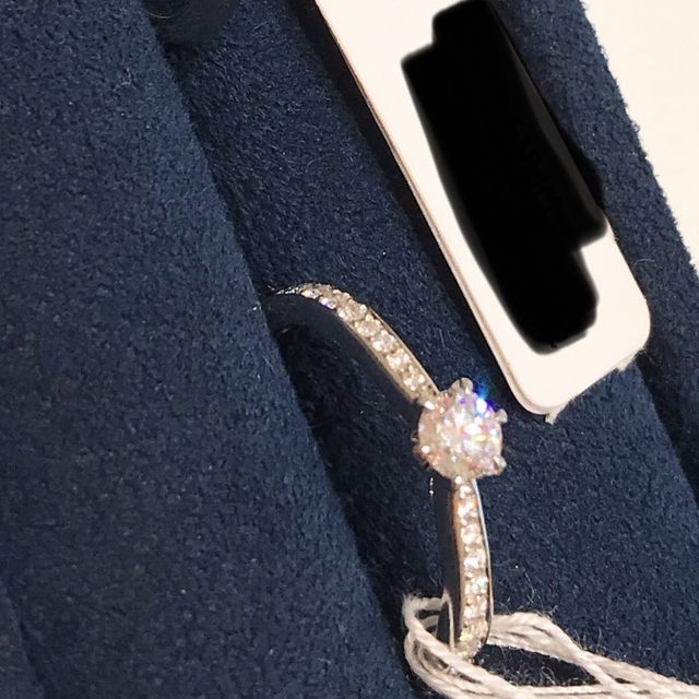 【4℃ BRIDAL(ヨンドシーブライダル)の口コミ】 ハーフエタニティのエンゲージリングです。華奢なデザインで可愛かったで…