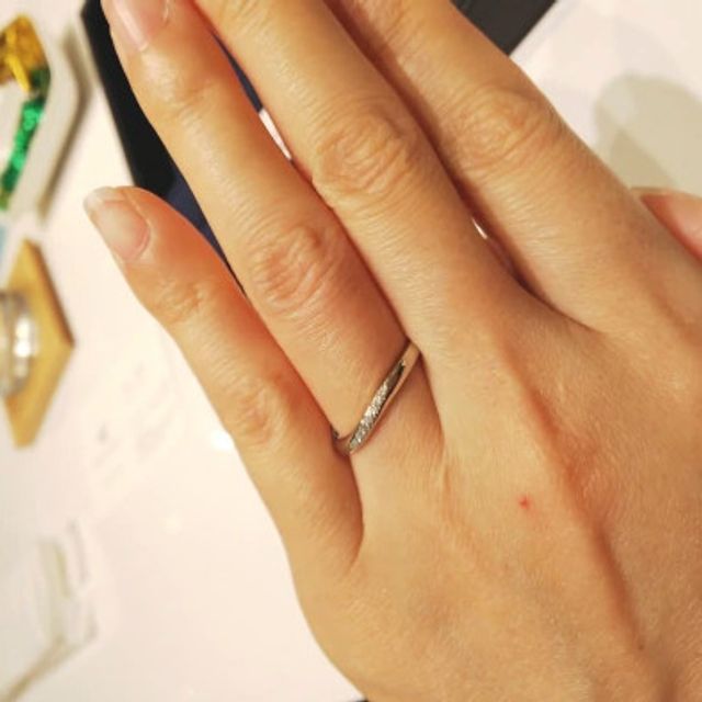 【4℃ BRIDAL(ヨンドシーブライダル)の口コミ】 ラインのフォルムが非常に綺麗で上品な印象がありますし、指が長く綺麗に…