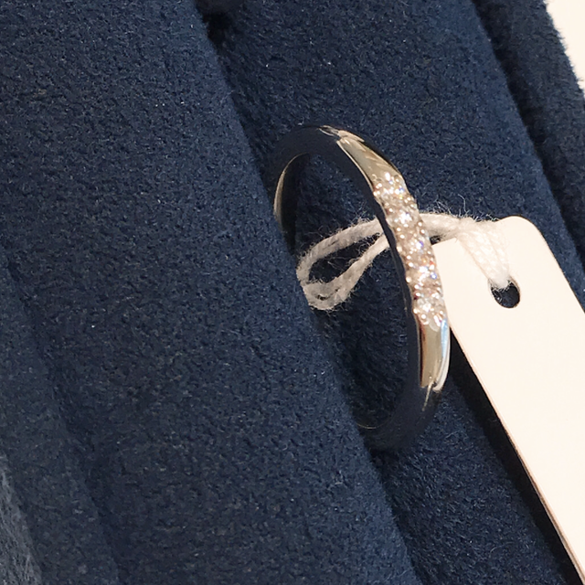 【4℃ BRIDAL(ヨンドシーブライダル)の口コミ】 ストレートでメレダイヤのデザインの指輪を探していたところこちらのデザ…