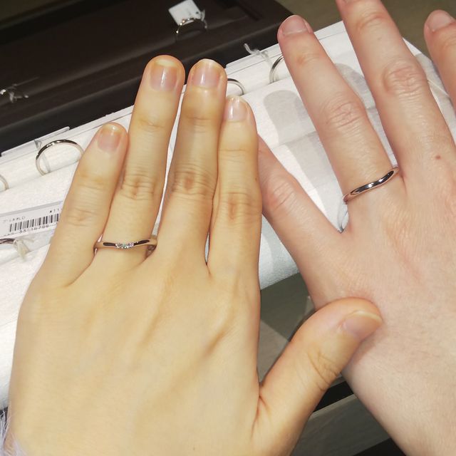 【アイプリモ(I-PRIMO)の口コミ】 V字のプラチナ製の結婚指輪です。ペアです。V字なので指が長く見えます。…